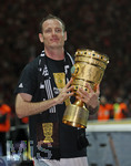 Fussball DFB-Pokal-Finale in Berlin, 26.05.2007,  VfB Stuttgart - 1.FC Nürnberg, Markus SCHROTH (Nürnberg) trägt den Pokal stolz in der Hand.