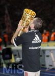Fussball DFB-Pokal-Finale in Berlin, 26.05.2007,  VfB Stuttgart - 1.FC Nürnberg, Markus SCHROTH (Nürnberg) küßt den Pokal.