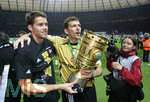 Fussball DFB-Pokal-Finale in Berlin, 26.05.2007,  VfB Stuttgart - 1.FC Nürnberg, Torwart Raphael SCHÄFER (re) und Ersatztorwart Daniel KLEWER (li, beide Nürnberg) feiern mit Pokal ihren DFB-Pokalsieg.  