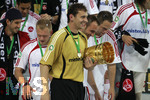 Fussball DFB-Pokal-Finale in Berlin, 26.05.2007,  VfB Stuttgart - 1.FC Nürnberg, Torwart Raphael SCHÄFER (re) klemmt sich den  Pokal unter den Arm.