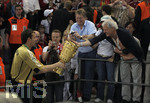 Fussball DFB-Pokal-Finale in Berlin, 26.05.2007,  VfB Stuttgart - 1.FC Nürnberg, Torwart Raphael SCHÄFER (li, Nürnberg) feiert mit den Fans den DFB-Pokal.