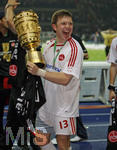 Fussball DFB-Pokal-Finale in Berlin, 26.05.2007,  VfB Stuttgart - 1.FC Nürnberg, Ivan SAENKO (Nürnberg) stemmt den DFB-Pokal in die Höhe.  