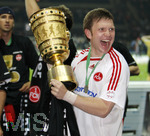 Fussball DFB-Pokal-Finale in Berlin, 26.05.2007,  VfB Stuttgart - 1.FC Nürnberg, Ivan SAENKO (Nürnberg) stemmt den DFB-Pokal in die Höhe.  