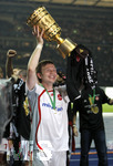 Fussball DFB-Pokal-Finale in Berlin, 26.05.2007,  VfB Stuttgart - 1.FC Nürnberg, Ivan SAENKO (Nürnberg) stemmt den DFB-Pokal in die Höhe.  