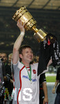 Fussball DFB-Pokal-Finale in Berlin, 26.05.2007,  VfB Stuttgart - 1.FC Nürnberg, Ivan SAENKO (Nürnberg) stemmt den DFB-Pokal in die Höhe.  