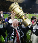 Fussball DFB-Pokal-Finale in Berlin, 26.05.2007,  VfB Stuttgart - 1.FC Nürnberg, Praesident Michael A. Roth (links, Nuernberg) laesst sich mit DFB-Pokal feiern.    