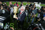 Fussball DFB-Pokal-Finale in Berlin, 26.05.2007,  VfB Stuttgart - 1.FC Nürnberg, Praesident Michael A. Roth (links, Nuernberg) laesst sich mit DFB-Pokal feiern.    