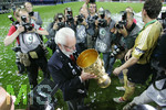 Fussball DFB-Pokal-Finale in Berlin, 26.05.2007,  VfB Stuttgart - 1.FC Nürnberg, Praesident Michael A. Roth (links, Nuernberg) laesst sich mit DFB-Pokal feiern.    
