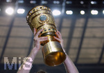 Fussball DFB-Pokal-Finale in Berlin, 26.05.2007,  VfB Stuttgart - 1.FC Nürnberg, Symbolbild: Der DFB-Pokal wird in die Höhe gestemmt.