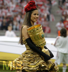 Fussball DFB-Pokal-Finale in Berlin, 26.05.2007,  VfB Stuttgart - 1.FC Nürnberg,  Symbolbild: Eine hübsche Helferin trägt den DFB-Pokal.