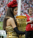 Fussball DFB-Pokal-Finale in Berlin, 26.05.2007,  VfB Stuttgart - 1.FC Nürnberg,  Symbolbild: Eine hübsche Helferin trägt den DFB-Pokal.