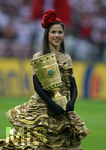 Fussball DFB-Pokal-Finale in Berlin, 26.05.2007,  VfB Stuttgart - 1.FC Nürnberg,  Symbolbild: Eine hübsche Helferin trägt den DFB-Pokal.