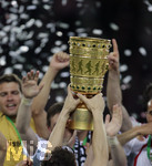 Fussball DFB-Pokal-Finale in Berlin, 26.05.2007,  VfB Stuttgart - 1.FC Nürnberg, Symbolbild: Der DFB-Pokal wird in die Höhe gestemmt.