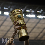Fussball DFB-Pokal-Finale in Berlin, 26.05.2007,  VfB Stuttgart - 1.FC Nürnberg, Symbolbild: Der DFB-Pokal wird in die Höhe gestemmt.
