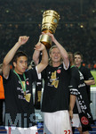 Fussball DFB-Pokal-Finale in Berlin, 26.05.2007,  VfB Stuttgart - 1.FC Nürnberg, Marco ENGELHARDT (re) und Chhunly PAGENBURG (li, beide Nürnberg) stemmen den DFB-Pokal in die Höhe.
