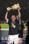Fussball DFB-Pokal-Finale in Berlin, 26.05.2007,  VfB Stuttgart - 1.FC Nürnberg, Marek NIKL (Nürnberg) stemmt den DFB-Pokal in die Höhe.  