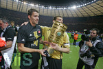 Fussball DFB-Pokal-Finale in Berlin, 26.05.2007,  VfB Stuttgart - 1.FC Nürnberg, Torwart Raphael SCHÄFER (re) und Ersatztorwart Daniel KLEWER (li, beide Nürnberg) feiern mit Pokal ihren DFB-Pokalsieg.  