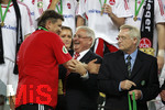 Fussball DFB-Pokal-Finale in Berlin, 26.05.2007,  VfB Stuttgart - 1.FC Nürnberg, DFB-Präsident Dr. Theo ZWANZIGER (2. von links, Deutschland) umarmt Trainer Hans MEYER (li, Nürnberg).