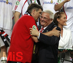 Fussball DFB-Pokal-Finale in Berlin, 26.05.2007,  VfB Stuttgart - 1.FC Nürnberg, DFB-Präsident Dr. Theo ZWANZIGER (re, Deutschland) umarmt Trainer Hans MEYER (li, Nürnberg).