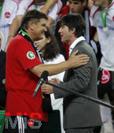Fussball DFB-Pokal-Finale in Berlin, 26.05.2007,  VfB Stuttgart - 1.FC Nürnberg, Bundestrainer Joachim LÖW (re, Deutschland) umarmt Trainer Hans MEYER (li, Nürnberg).