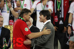 Fussball DFB-Pokal-Finale in Berlin, 26.05.2007,  VfB Stuttgart - 1.FC Nürnberg, Bundestrainer Joachim LÖW (re, Deutschland) umarmt Trainer Hans MEYER (li, Nürnberg).