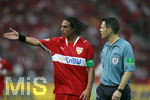Fussball DFB-Pokal-Finale in Berlin, 26.05.2007,  VfB Stuttgart - 1.FC Nürnberg, Fernando MEIRA (li, Stuttgart) reklamiert bei  Schiedsrichter Michael WEINER (re).     