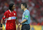 Fussball DFB-Pokal-Finale in Berlin, 26.05.2007,  VfB Stuttgart - 1.FC Nürnberg, Fernando MEIRA (li, Stuttgart) reklamiert bei  Schiedsrichter Michael WEINER (re).   