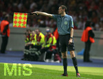 Fussball DFB-Pokal-Finale in Berlin, 26.05.2007,  VfB Stuttgart - 1.FC Nürnberg, Der Linienrichter steckt seine Fahne gerade nach vorne.