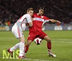 Fussball DFB-Pokal-Finale in Berlin, 26.05.2007,  VfB Stuttgart - 1.FC Nürnberg, Matthew SPIRANOVIC (li, Nürnberg) gegen Sami KHEDIRA (re, Stuttgart) .