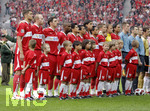 Fussball DFB-Pokal-Finale in Berlin, 26.05.2007,  VfB Stuttgart - 1.FC Nürnberg, Die Stuttgarter Spieler liegen sich vor dem Spiel in den Armen.