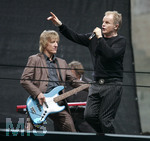 Fussball DFB-Pokal-Finale in Berlin, 26.05.2007,  VfB Stuttgart - 1.FC Nürnberg, Sänger Herbert GRÖNEMEYER (Deutschland) siegt im Berliner Olympiastadion.