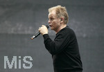 Fussball DFB-Pokal-Finale in Berlin, 26.05.2007,  VfB Stuttgart - 1.FC Nürnberg, Sänger Herbert GRÖNEMEYER (Deutschland) siegt im Berliner Olympiastadion.