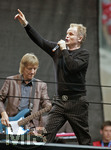 Fussball DFB-Pokal-Finale in Berlin, 26.05.2007,  VfB Stuttgart - 1.FC Nürnberg, Sänger Herbert GRÖNEMEYER (Deutschland) siegt im Berliner Olympiastadion.