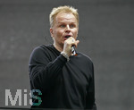 Fussball DFB-Pokal-Finale in Berlin, 26.05.2007,  VfB Stuttgart - 1.FC Nürnberg, Sänger Herbert GRÖNEMEYER (Deutschland) siegt im Berliner Olympiastadion.