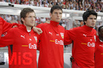 Fussball DFB-Pokal-Finale in Berlin, 26.05.2007,  VfB Stuttgart - 1.FC Nürnberg, Mario GOMEZ (mitte, Stuttgart) steht nachdenklich vor der Ersatzbank.Benjamin LAUTH (li) und Sedar TASCI (re, alle Stuttgart).