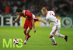 Fussball DFB-Pokal-Finale in Berlin, 26.05.2007,  VfB Stuttgart - 1.FC Nürnberg, Andreas WOLF (re, Nürnberg) zerrt an Mario GOMEZ (li, Stuttgart).