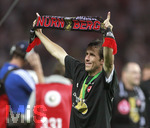 Fussball DFB-Pokal-Finale in Berlin, 26.05.2007,  VfB Stuttgart - 1.FC Nürnberg, Tomas GALASEK (Nürnberg) feiert den DFB-Pokalsieg mit einem Schal.