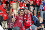 Fussball DFB-Pokal-Finale in Berlin, 26.05.2007,  VfB Stuttgart - 1.FC Nürnberg,  Die Nürnberger Fans feiern ihre Mannschaft mit einer Attrappe des DFB-Pokals.