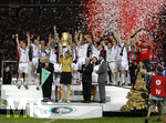 Fussball DFB-Pokal-Finale in Berlin, 26.05.2007,  VfB Stuttgart - 1.FC Nürnberg, Die Nürnberger Spieler feiern ihren DFB-Pokalsieg.  Torwart Raphael SCHÄFER (mitte, Nürnberg) stemmt den Pokal in die Höhe.   