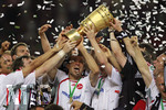 Fussball DFB-Pokal-Finale in Berlin, 26.05.2007,  VfB Stuttgart - 1.FC Nürnberg, Jaouhar MNARI (mitte, Nürnberg) und seine Kollegen feiern den DFB-Pokalsieg.        