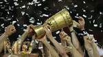 Fussball DFB-Pokal-Finale in Berlin, 26.05.2007,  VfB Stuttgart - 1.FC Nürnberg, Die Häne der Nürnberger Spieler greifen nach dem DFB-Pokal.