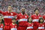 Fussball DFB-Pokal-Finale in Berlin, 26.05.2007,  VfB Stuttgart - 1.FC Nürnberg, Cacau (mitte, Stuttgart) freut sich auf das Spiel. Roberto HILBERT (li) und Ricardo OSORIO (re, alle Stuttgart) konzentrieren sich.