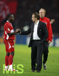 Fussball DFB-Pokal-Finale in Berlin, 26.05.2007,  VfB Stuttgart - 1.FC Nürnberg, Teammanager Horst HELDT (re) tröstet Arthur BOKA (li, beide Stuttgart).
