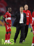 Fussball DFB-Pokal-Finale in Berlin, 26.05.2007,  VfB Stuttgart - 1.FC Nürnberg, Teammanager Horst HELDT (re) tröstet Arthur BOKA (li, beide Stuttgart).
