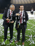 Fussball DFB-Pokal-Finale in Berlin, 26.05.2007,  VfB Stuttgart - 1.FC Nürnberg, Vizepräsident Siegfried SCHÄFER (li) und Sportdirektor Martin BADER (re, Nürnberg) freuen sich über den DFB-Pokalsieg.