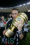 Fussball DFB-Pokal-Finale in Berlin, 26.05.2007,  VfB Stuttgart - 1.FC Nürnberg, Robert VITTEK (Nürnberg) schmiegt sich an den Pokal.
