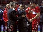 Fussball DFB-Pokal-Finale in Berlin, 26.05.2007,  VfB Stuttgart - 1.FC Nürnberg,  Trainer Armin VEH (li) und Sportdirektor Horst HELDT (mitte, beide Stuttgart) trösten sich nach dem Spiel.    Mario GOMEZ (re).