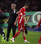 Fussball DFB-Pokal-Finale in Berlin, 26.05.2007,  VfB Stuttgart - 1.FC Nürnberg,  Trainer Armin VEH (li) tröstet nach dem Spiel den niedergeschlagenen Matthieu DELPIERRE (re, beide Stuttgart) .   