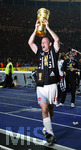 Fussball DFB-Pokal-Finale in Berlin, 26.05.2007,  VfB Stuttgart - 1.FC Nürnberg, Markus SCHROTH (links, Nürnberg) stemmt den Pokal in die Höhe.   