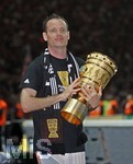 Fussball DFB-Pokal-Finale in Berlin, 26.05.2007,  VfB Stuttgart - 1.FC Nürnberg,  Markus SCHROTH (Nuernberg) mit dem DFB-Pokal in der Hand.      